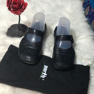 Earth buckle slip on shoes leather velcro closure flat footbed Size 8B